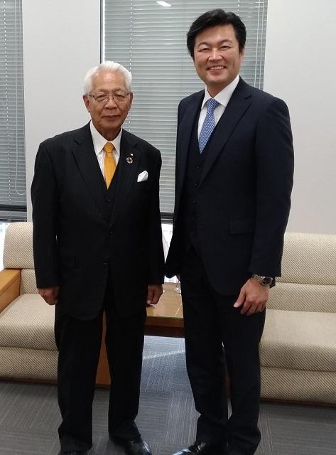 李処長(右)と永野孝男・大阪府議会日華親善議員連盟前会長(左)