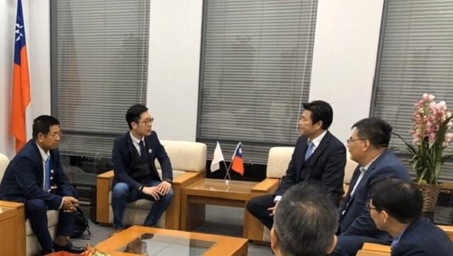 李処長と陳郷長（左二）、李理事長（右二）らが会談