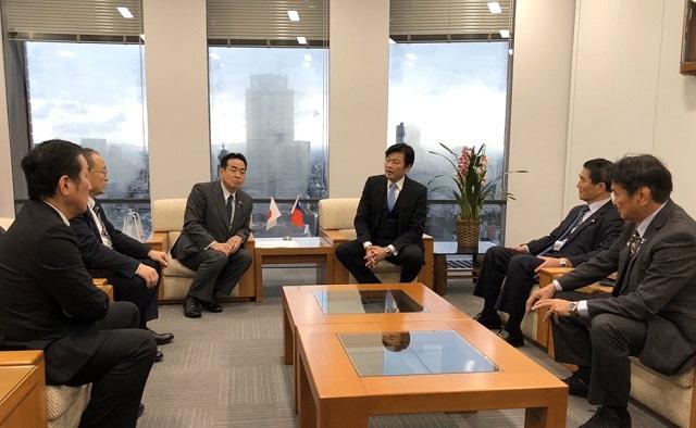 李処長（右3）と中森会長（左3）、青木前会長（左2）、中嶋議長（左1）ら幹部の集合写真