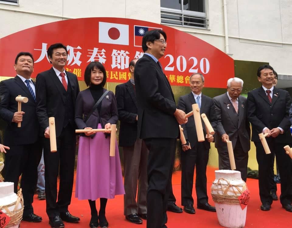 開幕式を進行する吳委員長（右3）、張副代表（中央）、李処長（左2）、林会長（左3）、森山衆議院議員（左1）