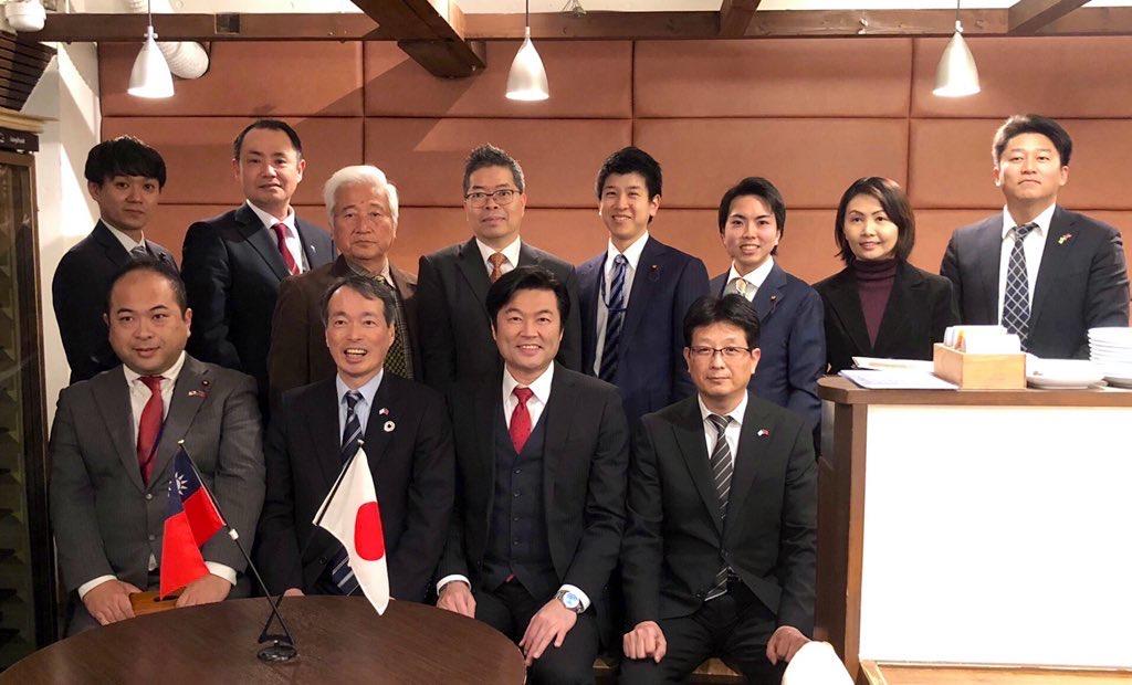 李処長（前列右2）、林明秋・部長（後列左4）と田原会長（前列左2）、中島議長（前列右1）、寺前副議長（前列左1）ら議員の集合写真