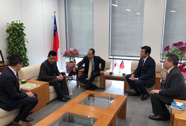 李処長（右二）、林部長（右一）、能勢副会長（中）らの会談