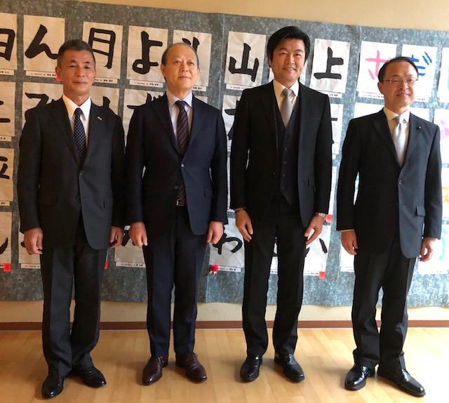 李処長（右二）、山野市長（右一）、八田氏（左二）、徳光代表との集合写真