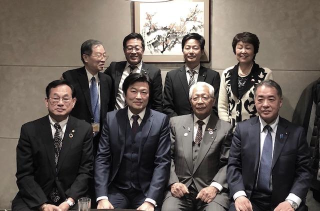 李処長（前列左二）、永野前会長（前列右二）、松本会長（前列左一）、水ノ上議員（前列右一）、辻会長（後列右一）、札場議員（後列右二）、池田議員（後列左二）らの集合写真