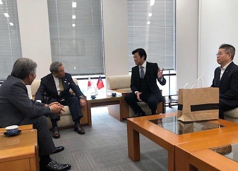 李処長（右二）、林部長（右一）、有田会長（左二）、貴志事務長（左一）ら会談の様子