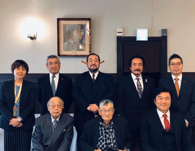 李処長（前列右一）林部長（後列右一）、林課長（後列左一）杜客員教授（前列中）、內藤名誉教授（前列左一）、吉村前編集委員（後列中）、 野口会長（後列左二）、四方記者（後列右二）集合写真