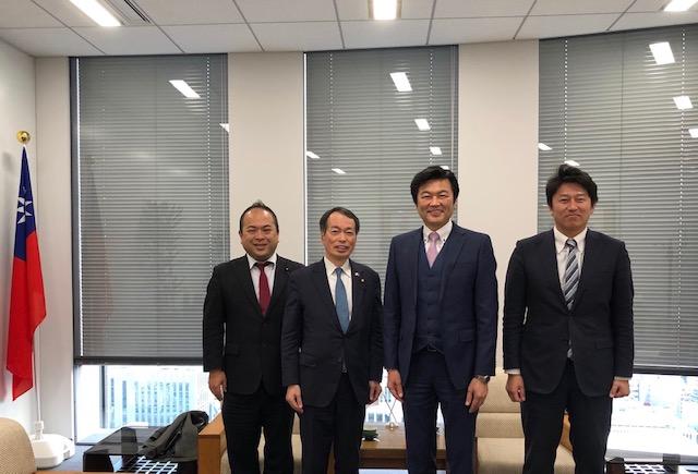 李処長（右二）、田原会長（左二）、寺前副会長（左一）、福井幹事長（右一）の集合写真