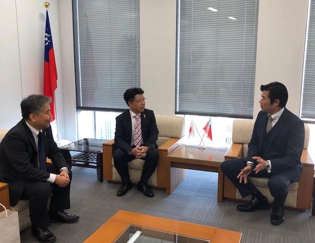 李処長（右）、鶴村所長（中）仙波次長（左）会談の様子