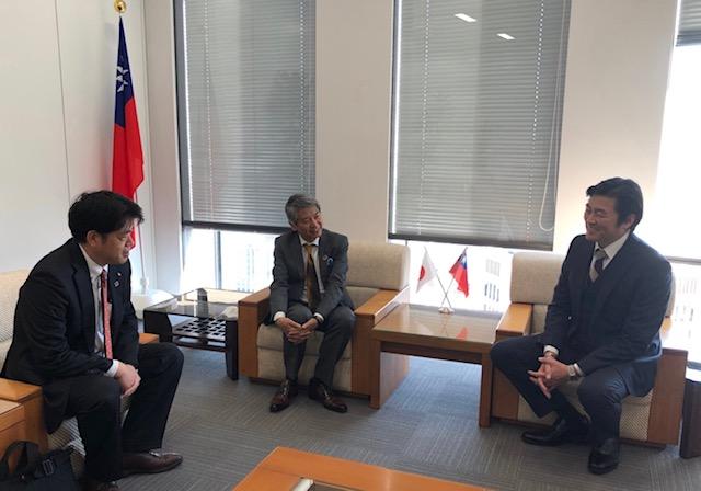 李処長（右）、丸谷本部長（中）、春木副本部長（左）の会談の様子