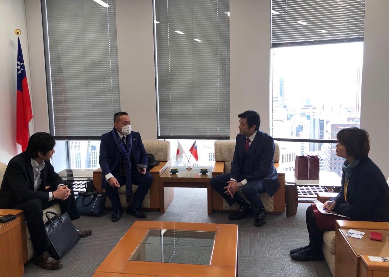 李処長（右二）、林課長（右一）、芦田代表及び中村代表：座談会の様子