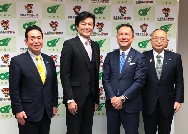 李処長（左二）、鈴木知事（右二）、中森会長、青木謙順前会長の集合写真