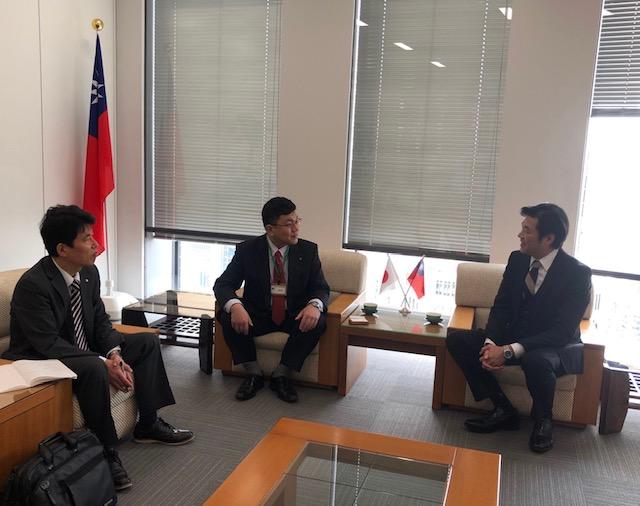 李処長（右）、武本新任所長（中）、川原副所長（左）会談の様子