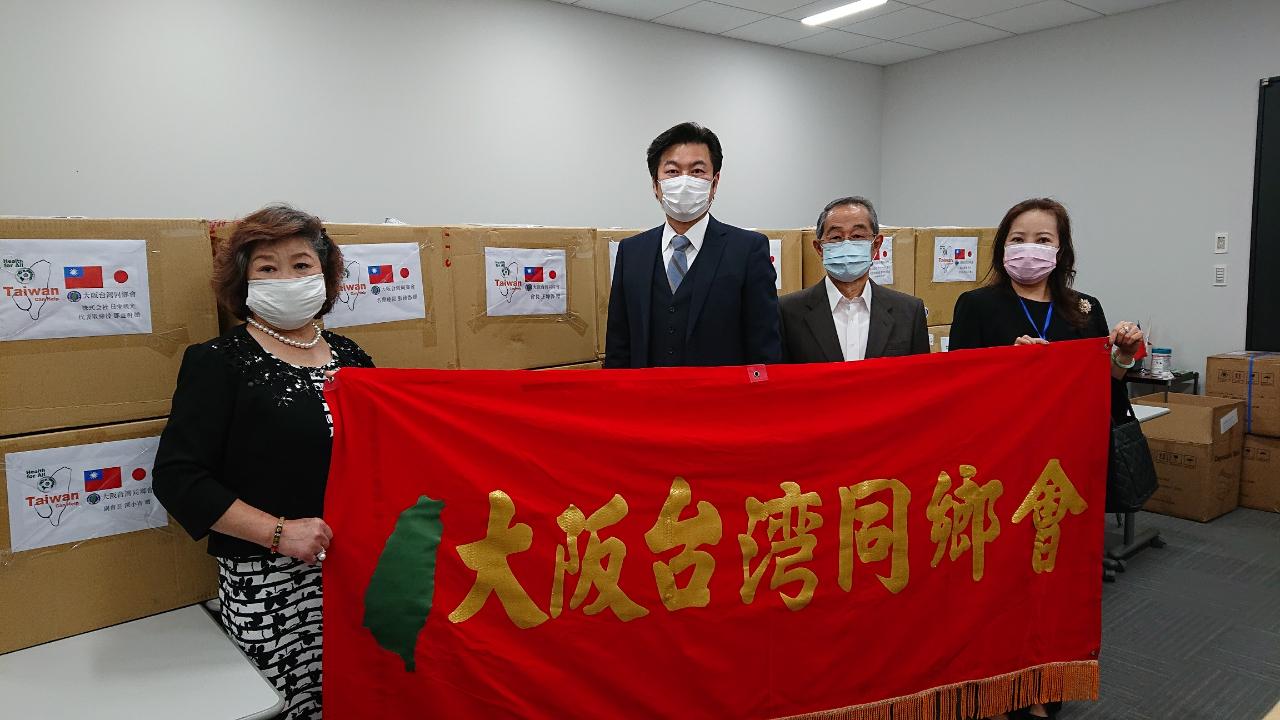 李処長(左2)立ち合いの元、張種德名誉会長(左2)、鄭彩琴副会長(左1)及び陳鳳玉副会長(右1)が来訪し、医療物資を寄贈。