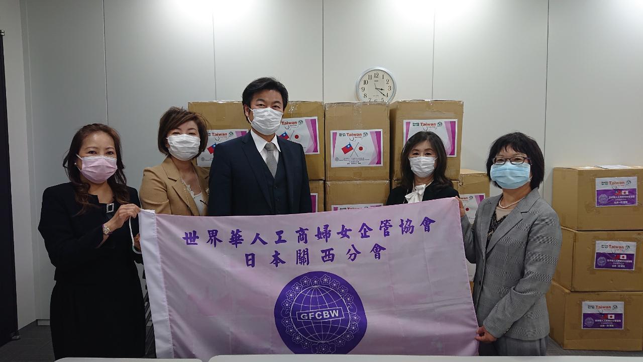 江東優監事長(左2)、劉雯玲副会長(右2)、陳鳳玉理事(左1)、蔡來珍氏(右1)が医療用防護服寄贈のため本処を来訪、李世丙処長(中)が寄贈に立ち合った。