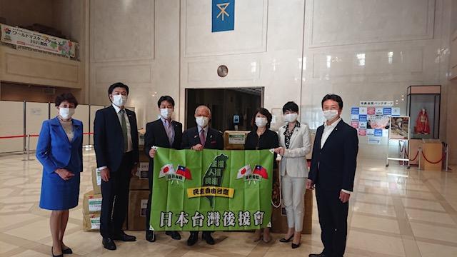 李処長（左二）、陳会長（中）、洪会長（右三）、広田議長（右二）、辻会長（左一）、竹下議員（右一）ら集合写真