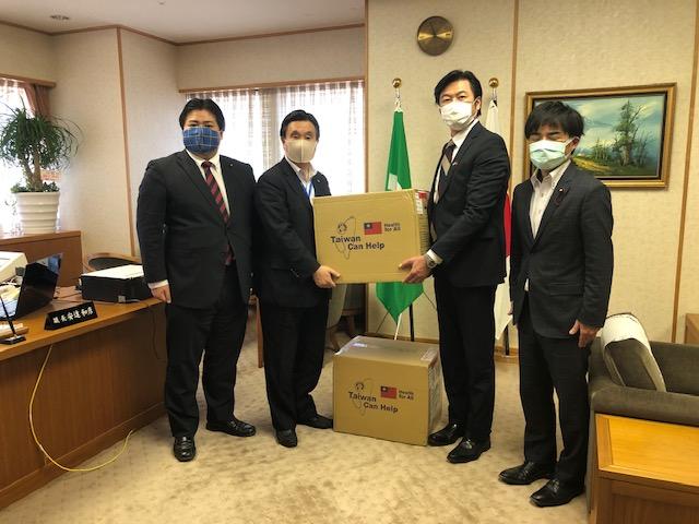 李処長（右二）、安達議長（左二）、外海副会長（左一）及び上畠議員（左一）の集合写真