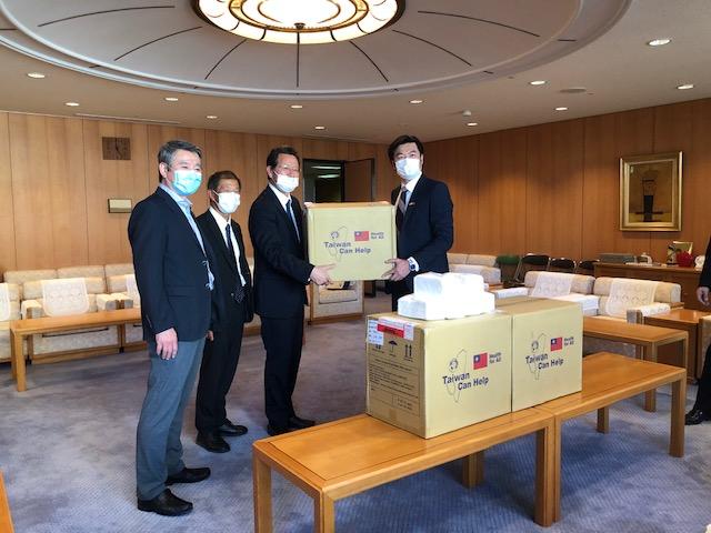 李処長（右一）、長岡議長（左三）、和田議員（左二）及び黒川議員（左一）の集合写真