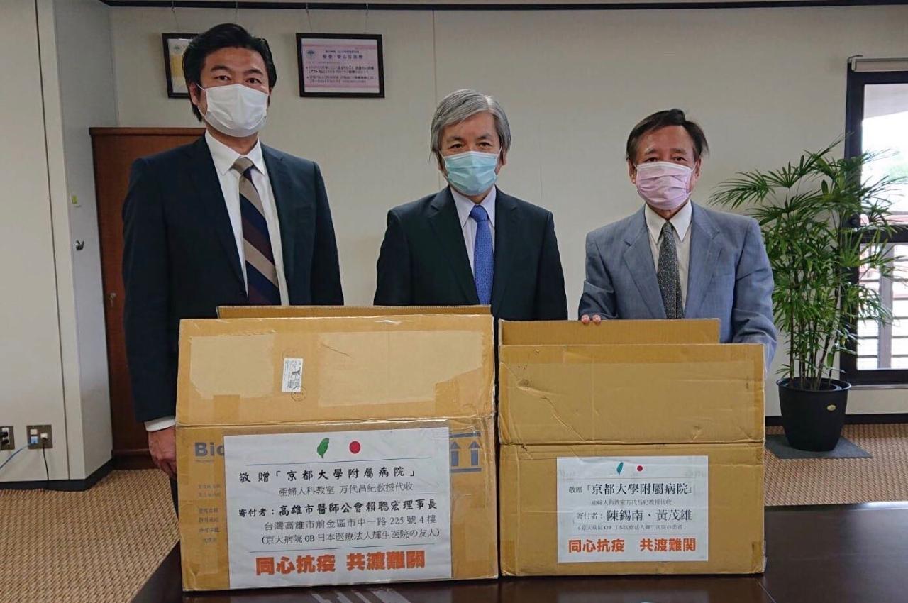 李処長（左）、王医師（右）及び宮本院長（中）の集合写真  