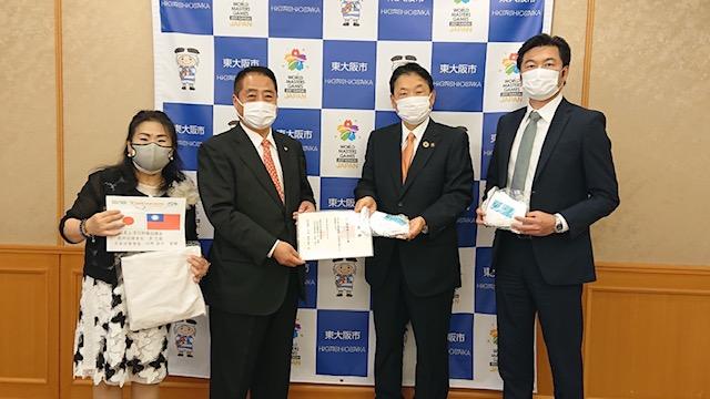 川野榮子会長(左一)、李忠儒前総会長(左二)、野田義和市長(右二)、李世丙処長(右一) 