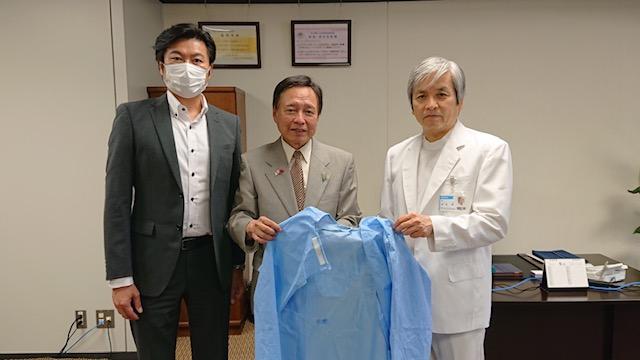 李処長(左)、王理事長(中央)、宮本享院長(右)