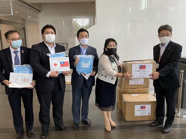 川野榮子女士(右二)、張副処長(左一)、安達会長(中)、上畠議員(左二)