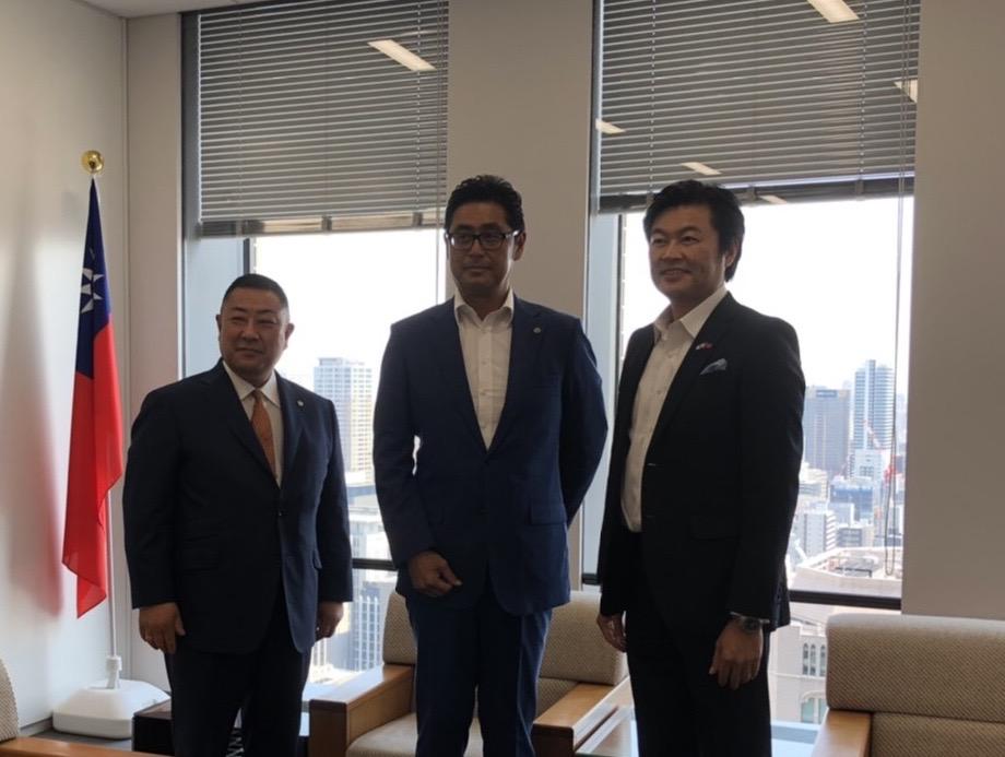 李処長（右）、土井議長（中）、 鹿田副議長（左） 