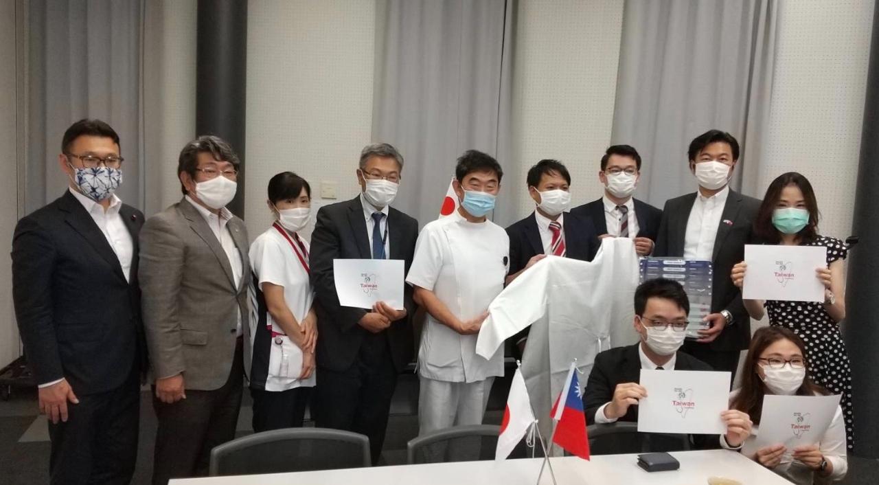 （後列左より）岩本議員、藤田議員、杉浦常務理事、首藤部長、 長江院長、林奕維氏、林紀全氏、李処長、 林璟淳支店長、
（前列左より） 羅允謙氏、劉怡君氏