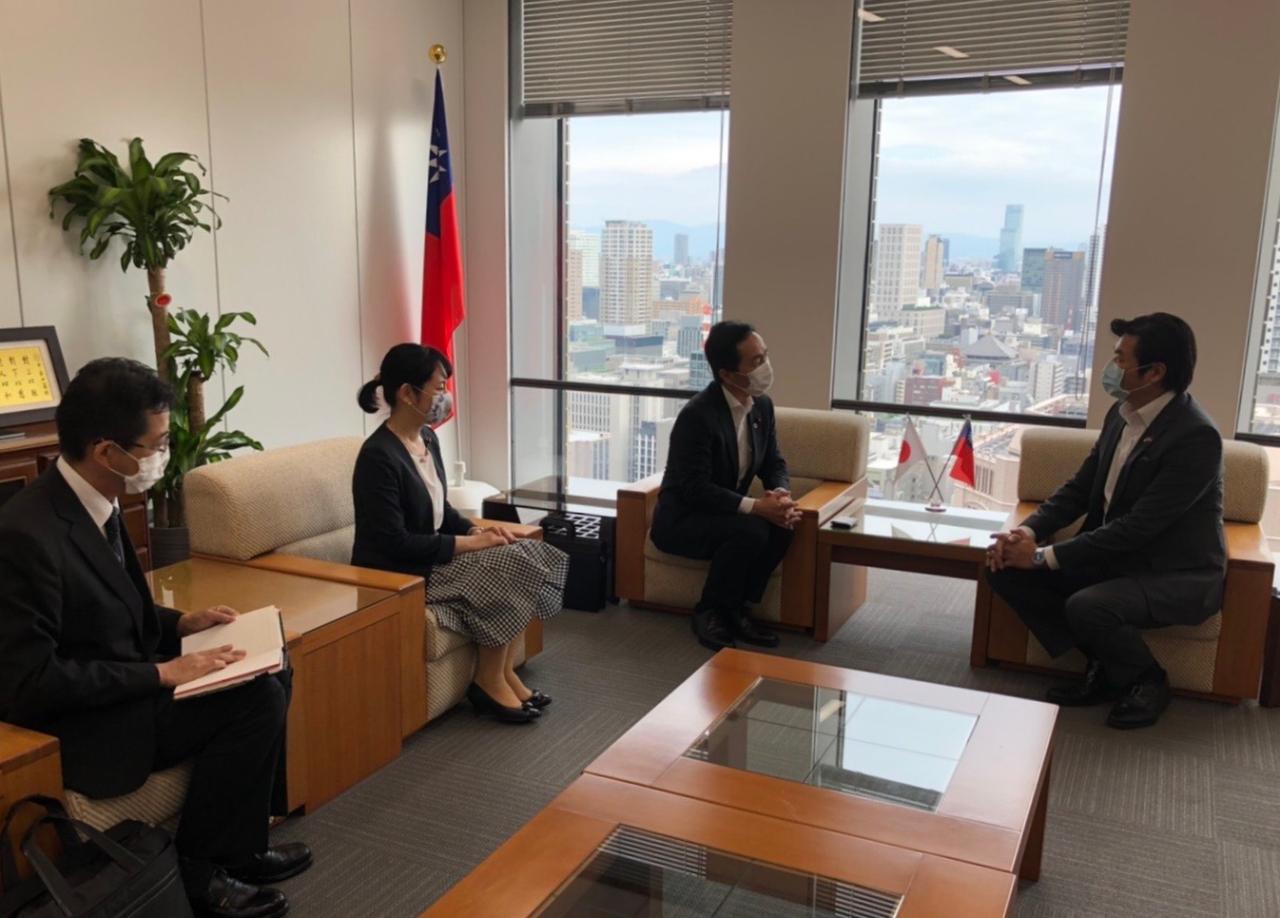 李処長(右一)、壬生議長(左三)、平井副議長(左二)及び池上課長(左一)の座談会の様子