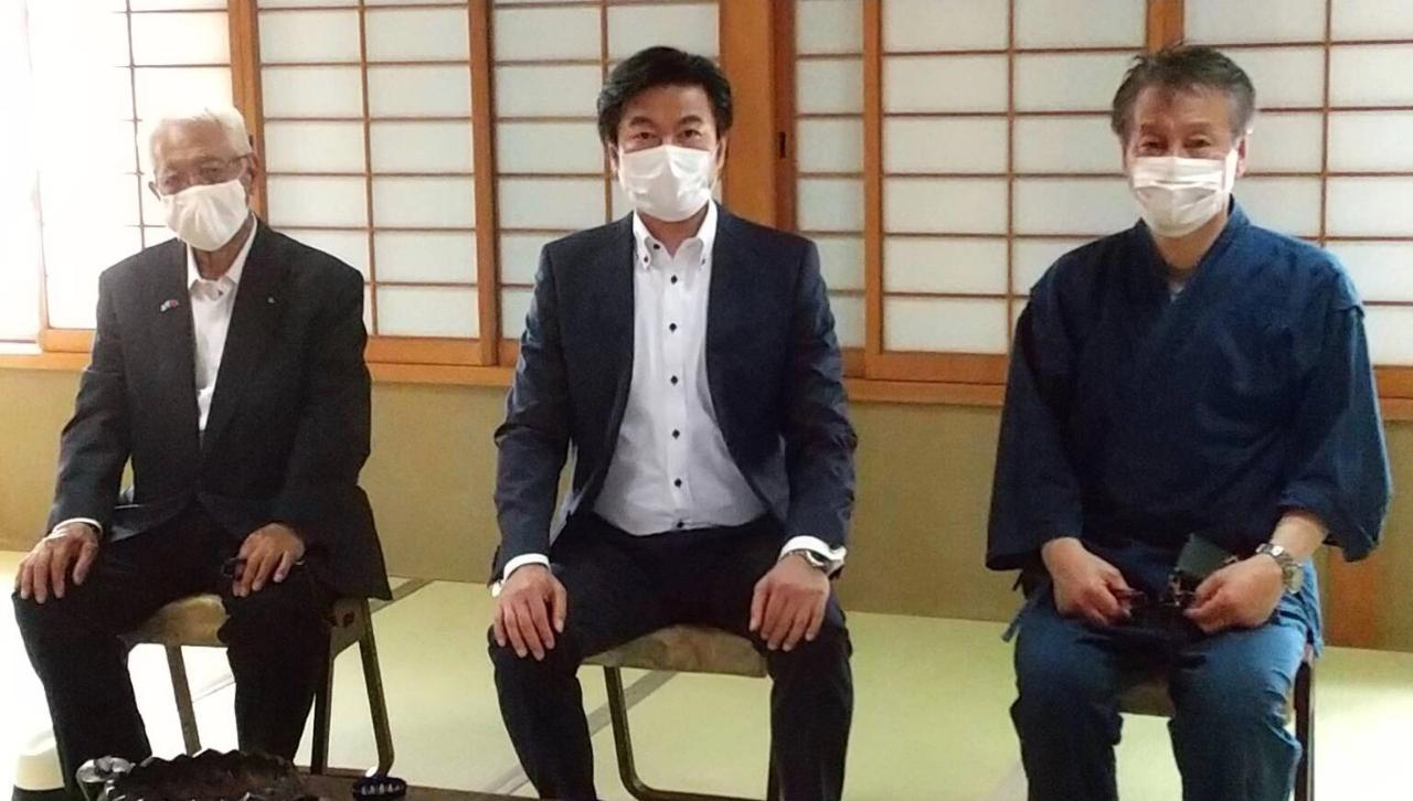 永野孝男前会長(左一)、李世丙処長(中)、農野寬治学長(右一)