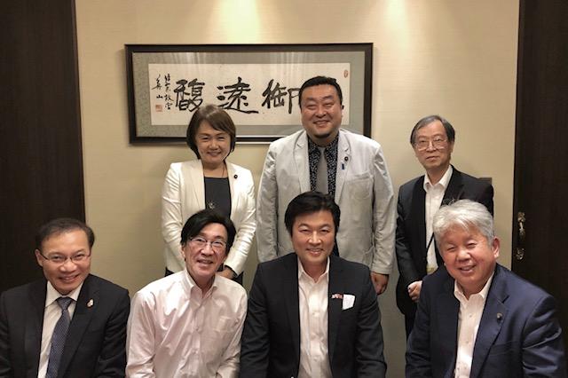 李処長（前列右二）、張副処長（前列左一）、多賀谷前議長（前列右一）、永井議員（前列左二）、大田議員（後列中）、北野議員（後列左一）