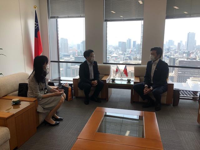 李処長（右）、鶴村所長（中）及び山岡副所長（左）座談会の様子