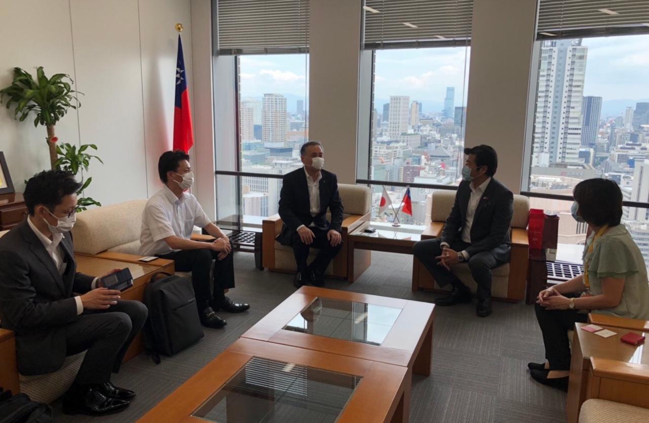 李処長 (右二)、林育柔課長(右一)、谷口市長(中)、有富課主任(左一)及び手島主幹(左二)らによる座談会の様子 