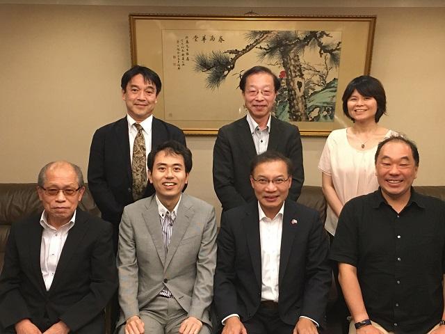 (前列左より)江上靖夫・日本と台湾を考える集い事務局代表、村上政俊・同志社大学ロースクール講師、張永賢 ・大阪弁事処副処長、簑原俊洋・インド太平洋問題研究所理事長
(後列左より)杉中学・日本と台湾を考える集い事務局副代表、近藤伸二・追手門大学経済学部教授、林育柔・大阪弁事処教育課長 
