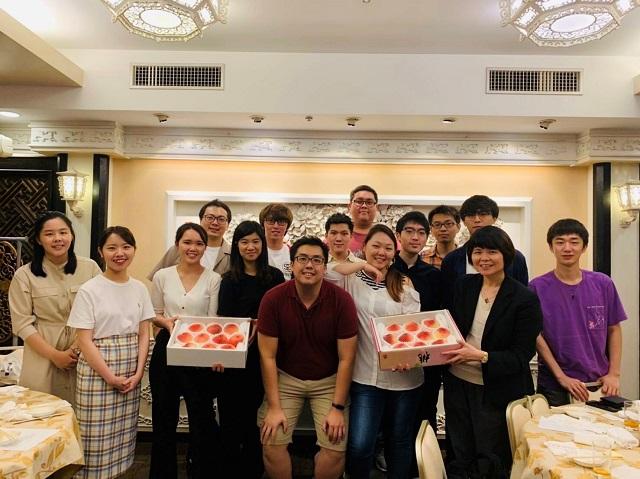 李暐強・関西台湾留学生会会長(前列右4)主催の合同会議には、管轄内の各留学生会会長及び林育柔・駐大阪弁事処教育課長(前列右2)が同席、参加した。
和歌山県紀の川市役所及びJA紀の里 紀の里農業協同組合から桃が特別に贈呈された。 