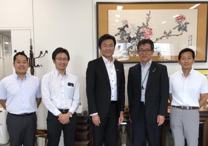 李処長（中）、森室長（右二）、大山室長補佐（右一）、松下主任主事（左二）、合田主任（左一）