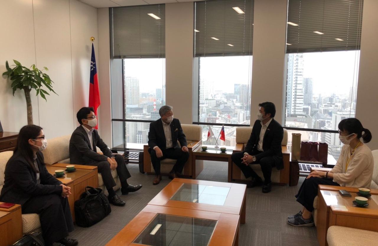 李処長 (右二)、藤縄議長(中)、門脇本部長(左二)、米山課長(左一)ら座談会の様子 