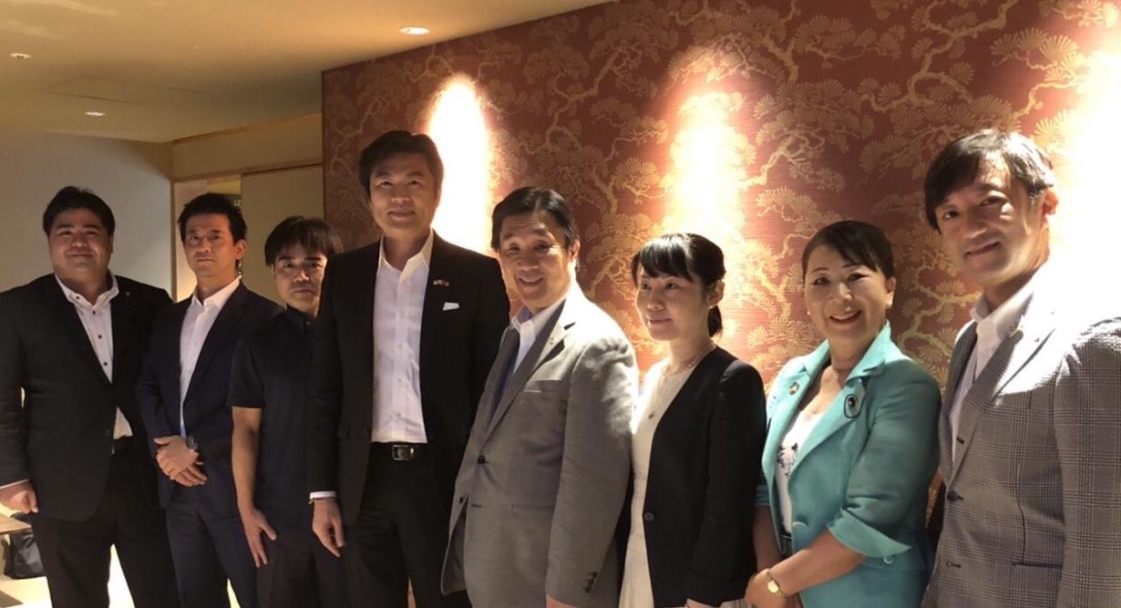 李処長(左四)、安達会長(右四)、平井副議長(右三)、外海副会長(左三)、上畠事務局長(左一)、河南議員(右一)、植中議員(右二)、黒田議員(左二)ら集合写真 