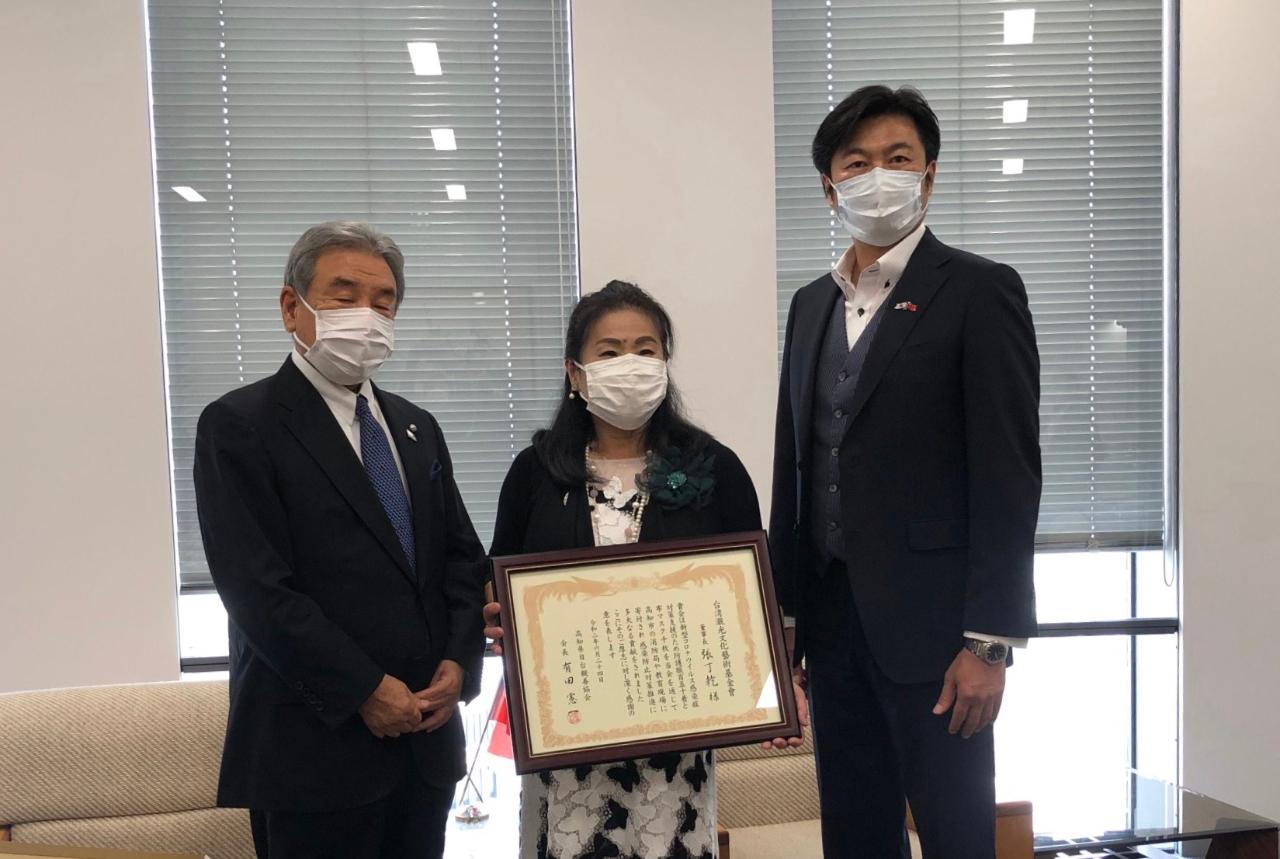 李処長(右)、有田会長(左)、川野氏(中)　
