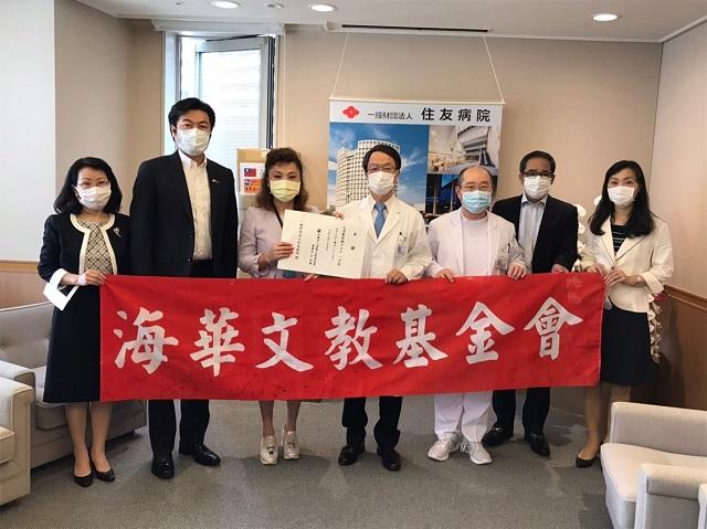 (左より)大川佳那副会長、李世丙処長、謝美香理事、金倉讓院長、阪口勝彥副院長、田中正章理事事務長、楊慧萍僑務課長 