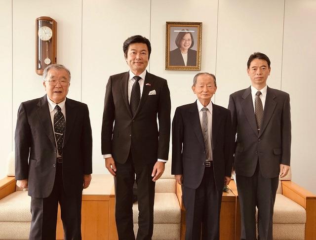 飯降政彦氏(左1)，李世丙処長(左2)