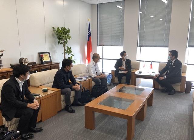 (右→左)李世丙処長、岡澤利彦課長、鈴川典之・港湾空港振興課課長、山田啓之・観光交流課班長、川口喜寛・国際課副主查 