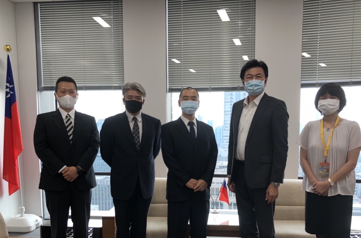 李処長（右二）、林課長（右一）、松田課長（中）原澤氏（左二）、玉村氏（左一）