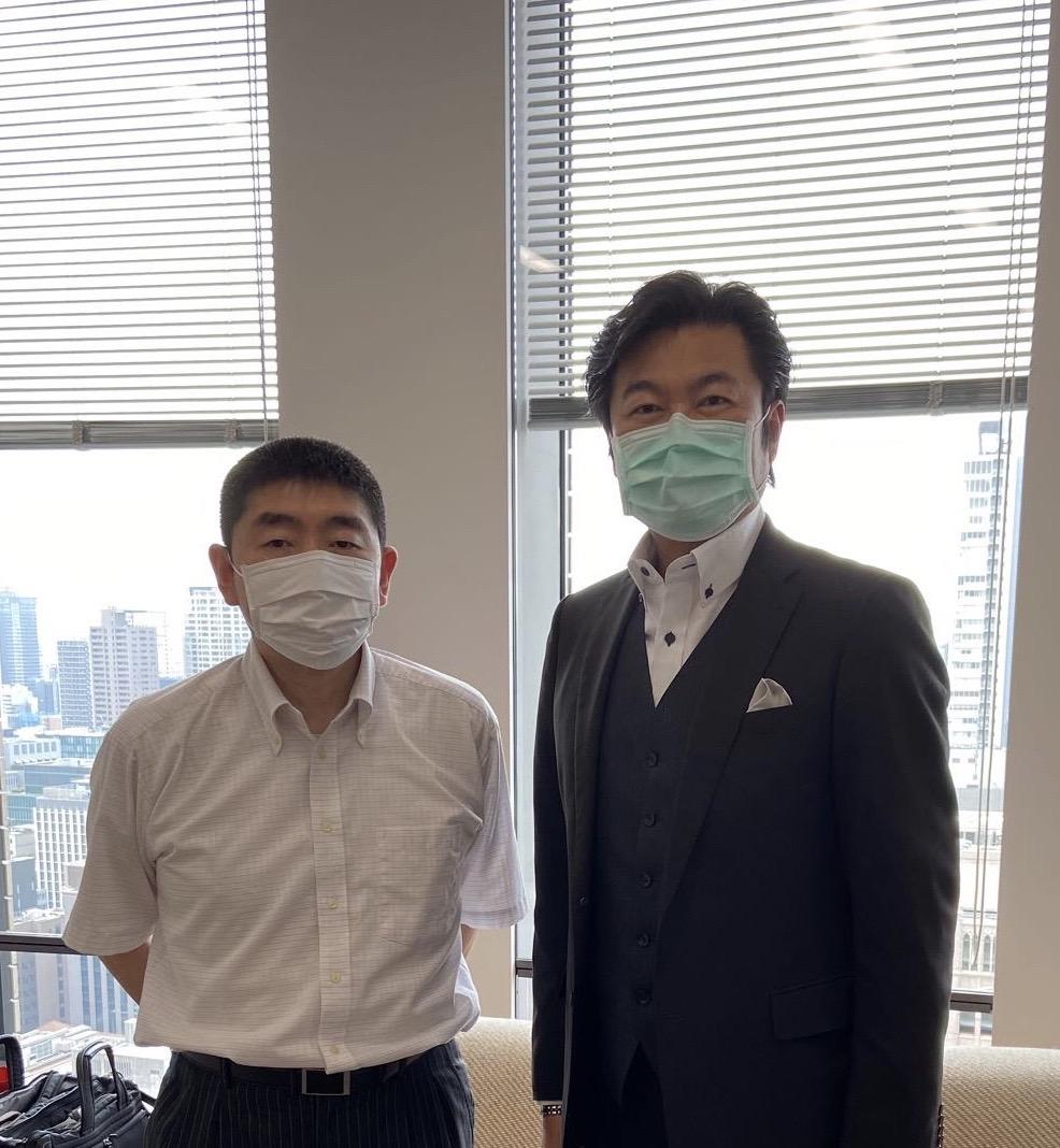 李処長(右)、佐野局長（左） 