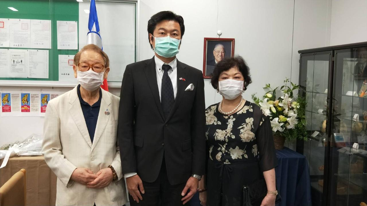 李処長（中）、豊田副会長・御令室