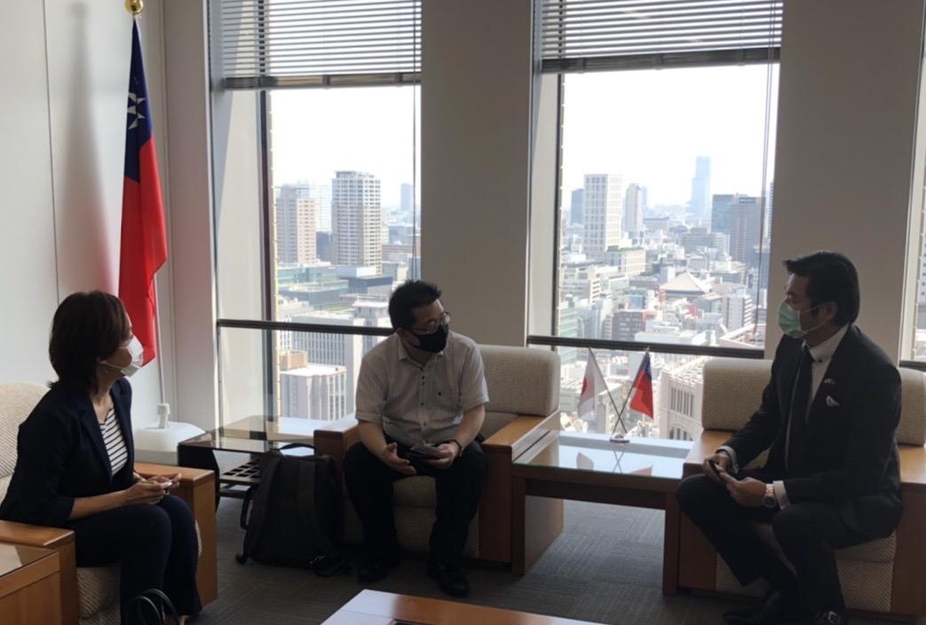 李処長（右）、鳥山部長（中）、八田課長代理（左）