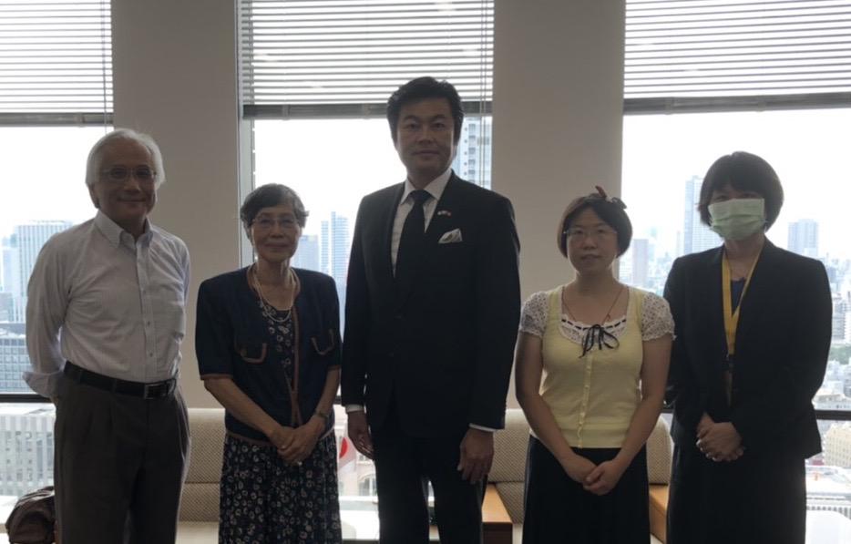 李処長（中央）、中山副会長（左2）、劉会長（左1）、陳理事長（右2）