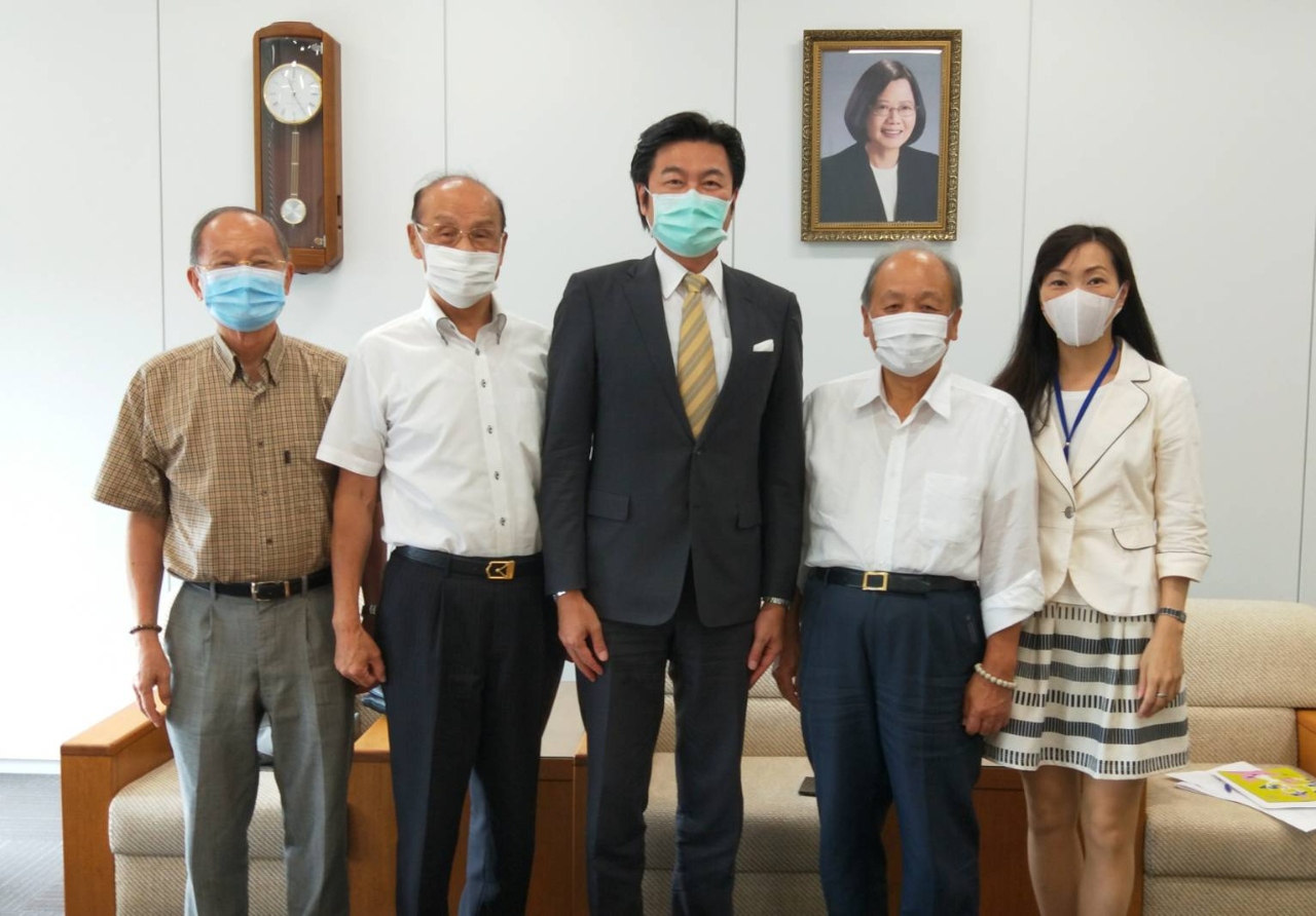 （右から左へ）蔡伸雄・副理事長、連茂雄・理事長、李世丙・処長、洪里勝信・会長、楊慧萍・課長