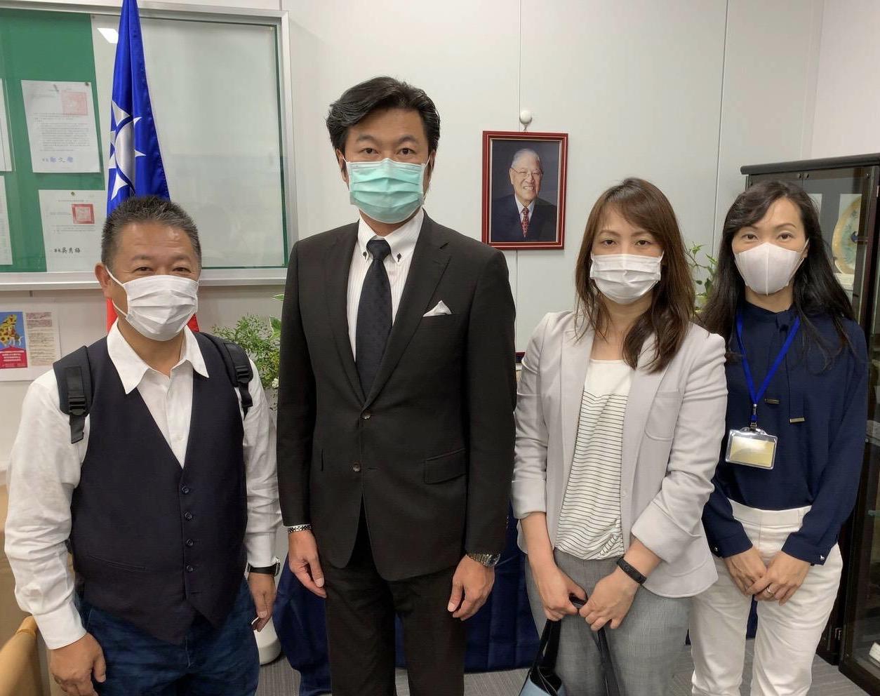 李処長(左二)、魏禧之・京都華僑総会会長(左一)、楊慧萍課長(右一) 