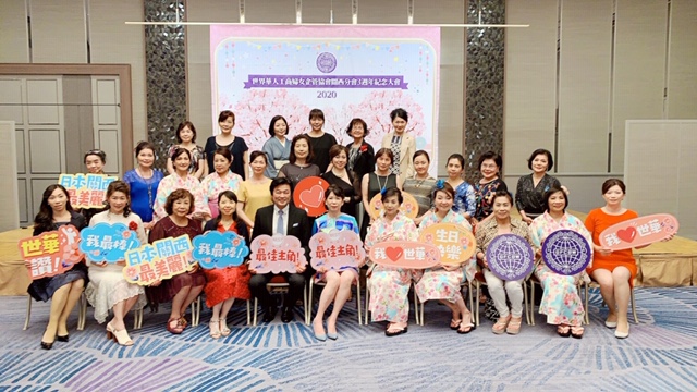 李処長(左5)、洪会長(左6)と参加者の集合写真 
