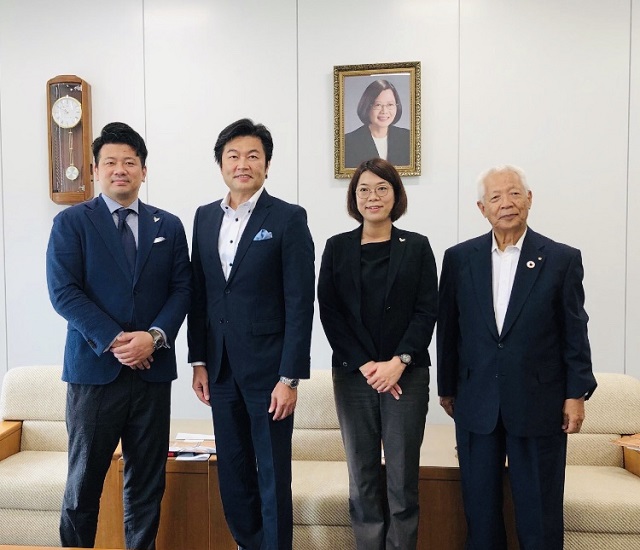 (左より)村川校長、李処長、松本事務局長、永野前会長 